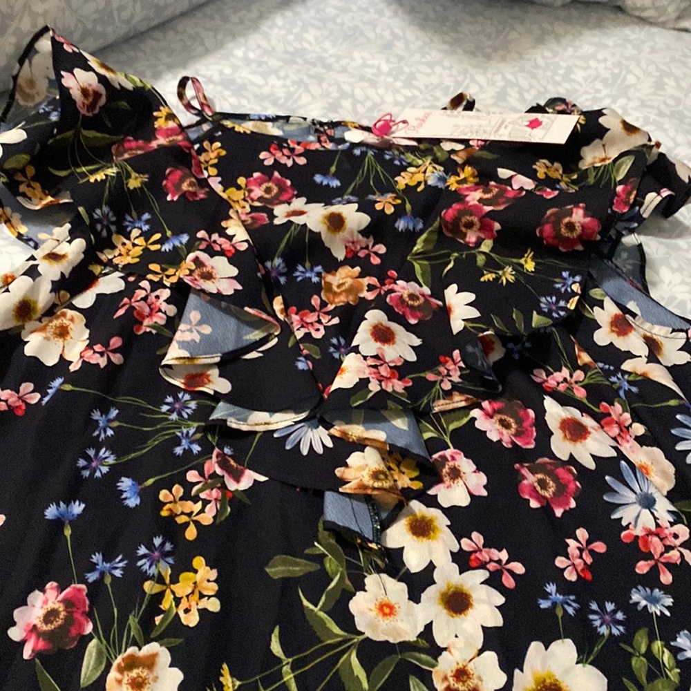 Floral fun cosmic daisy top!